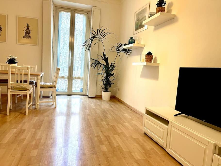 Elegante Appartamento In Centro Milan Exterior photo